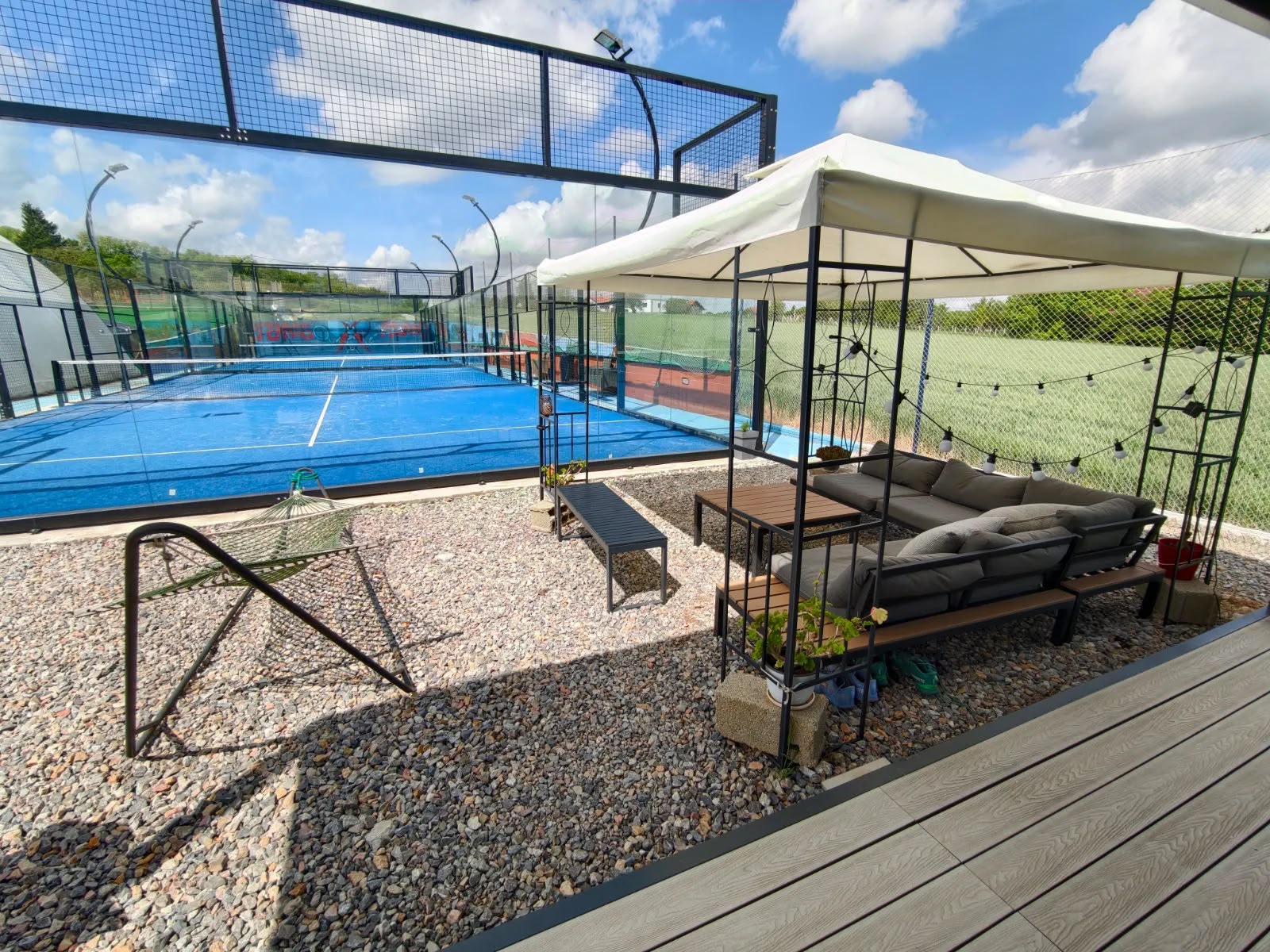 Bašta kafića uz padel terene